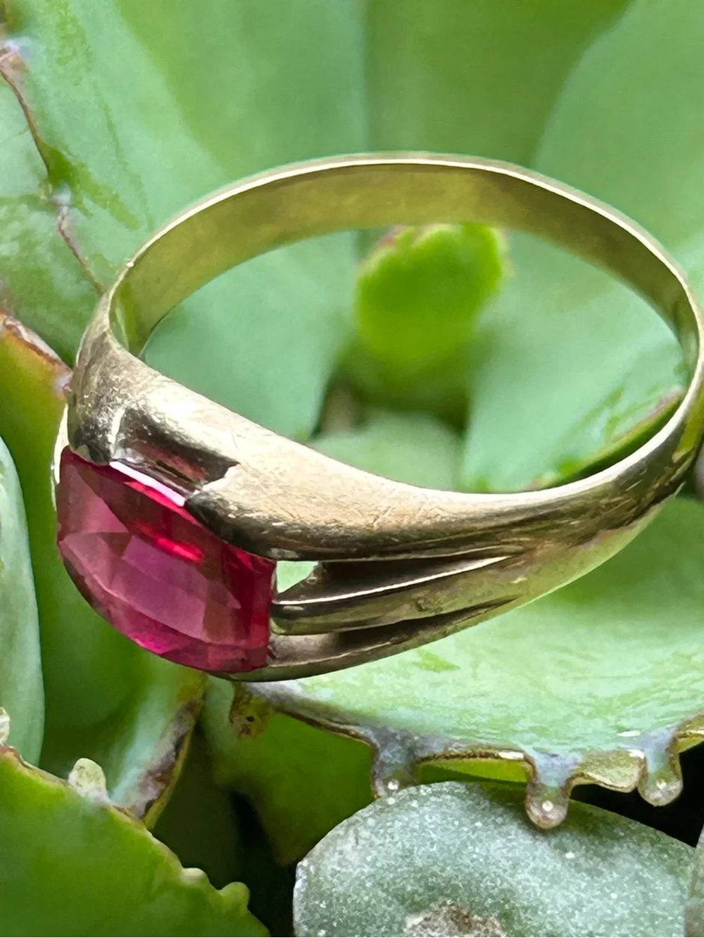 Vintage 10K yellow gold simulated lab created pink sapphire or ruby ring size 10